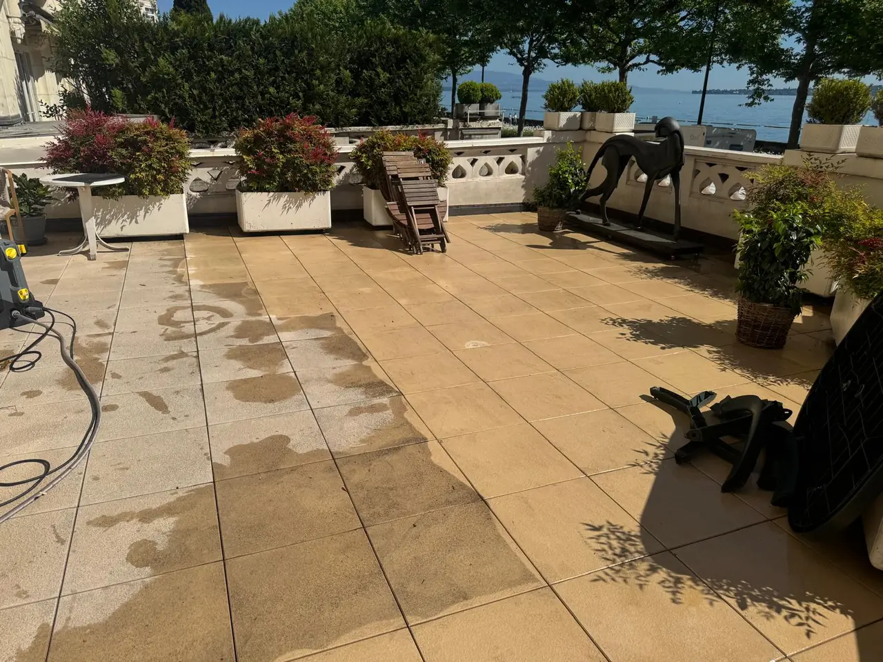 Terrasse au bord du lac Léman en cours de nettoyage