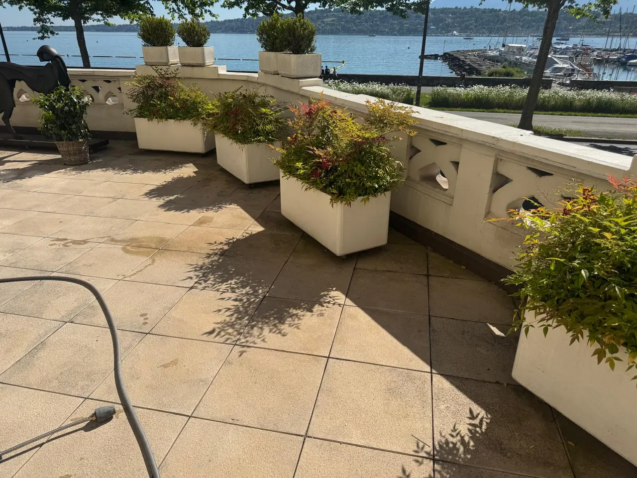 Nettoyage de terrasse au bord du lac Léman à Genève